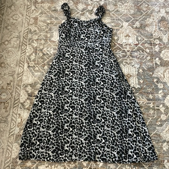 Grey and black leaped print midi dress - Picture 2 of 7